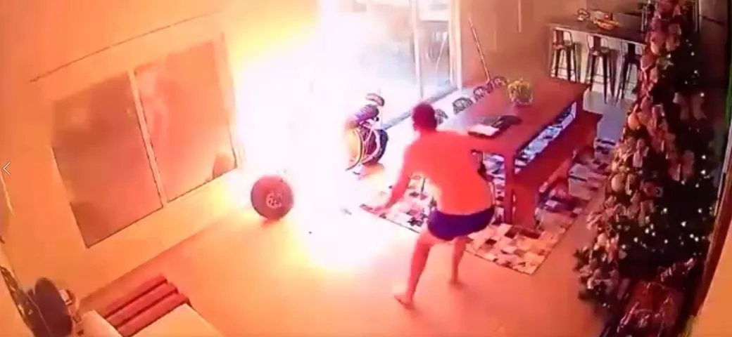 Scooter elettrico prende fuoco in ricarica | Video