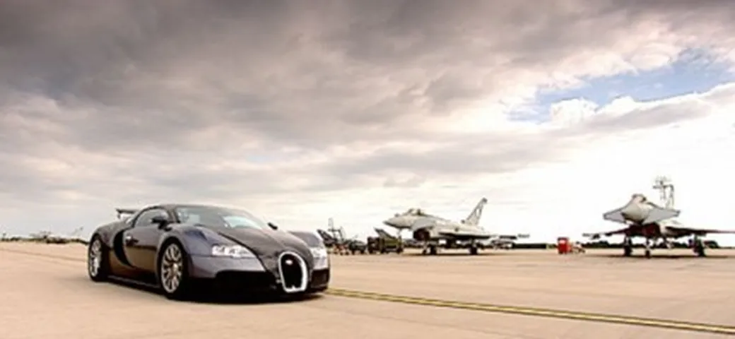 La Bugatti Veyron sfida l'Eurofighter