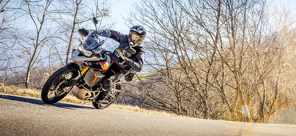Acerbis Attack e Assault: caschi per avventure senza limiti