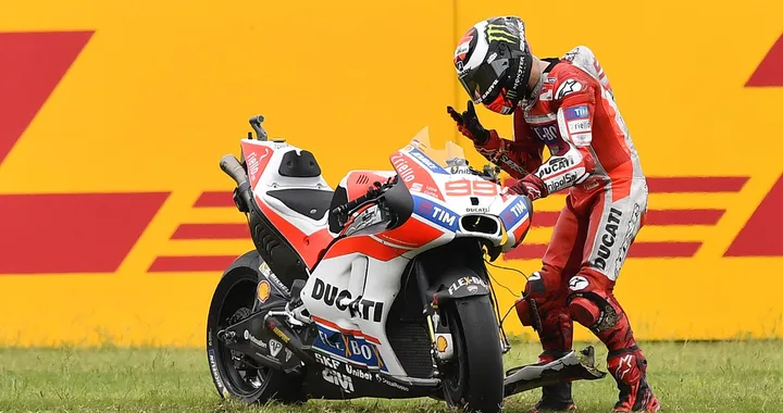 Lorenzo fa cadere la Ducati: condanna assoluta o giustificazione?