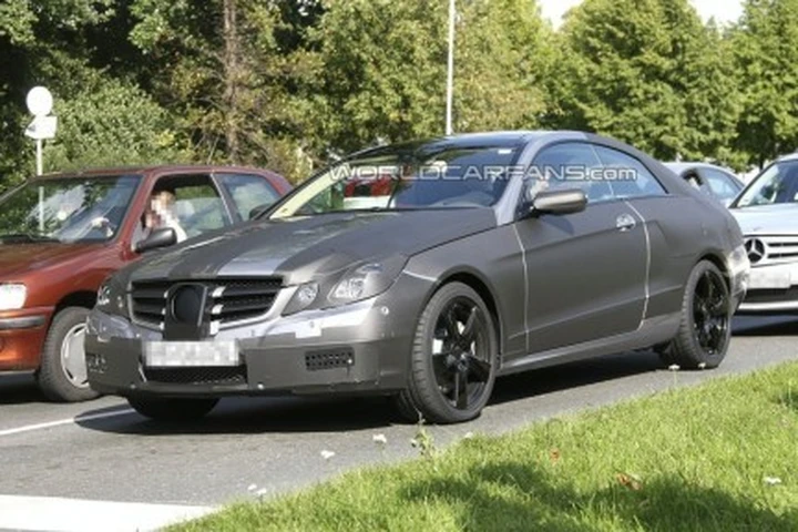 Mercedes Classe E Coupè: inizia lo striptease