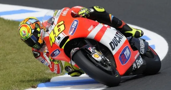 Problemi alla mano sinistra per Valentino Rossi. Nicky Hayden domani prova la GP12 a Jerez