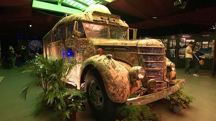 Il bus psichedelico più famoso d'America torna in viaggio dopo oltre 50 anni: ora vogliono salvarlo