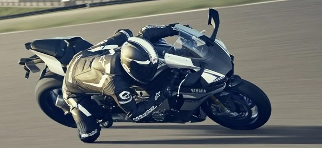 Yamaha YZF-R1M 2015: nuovi video ufficiali