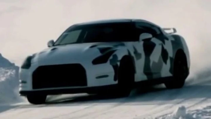 Nissan GT-R: sulla piste da sci in video
