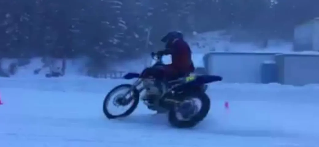 Loris Baz, traversi sulla neve in montagna [Video]