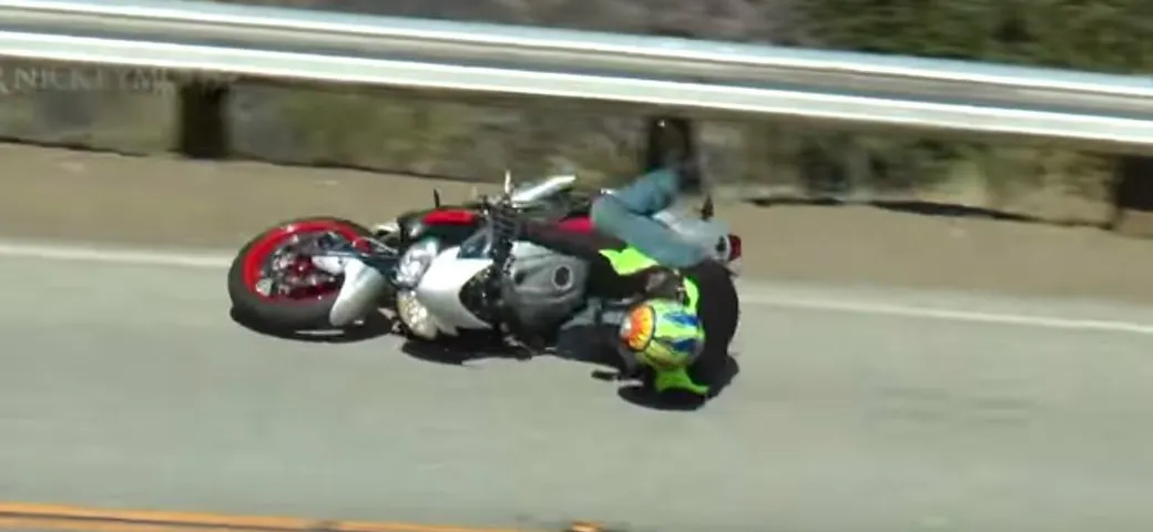 Caduta su una strada sinuosa con la Triumph 675 RX [Video]
