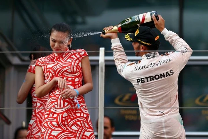 Hamilton festeggia con lo champagne: gesto sessista