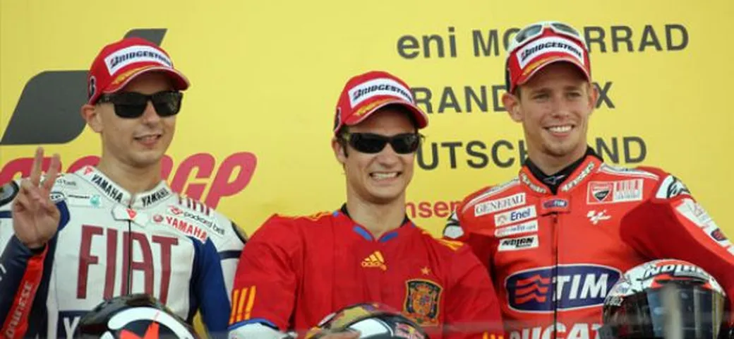S'infiamma la MotoGP. Gran podio con Pedrosa, Lorenzo, Stoner. E grande Rossi