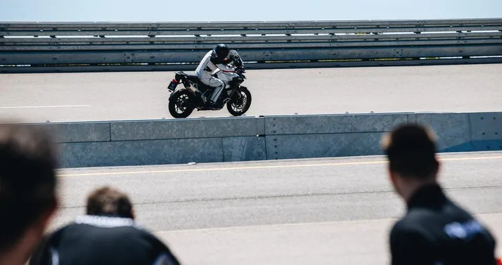 Triumph Motorcycles e Iván Cervantes conquistano un nuovo Guinness World Records [FOTO e VIDEO]