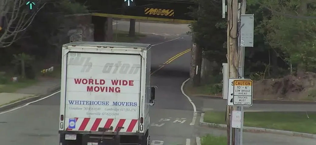 Il camion non passa sotto il ponte