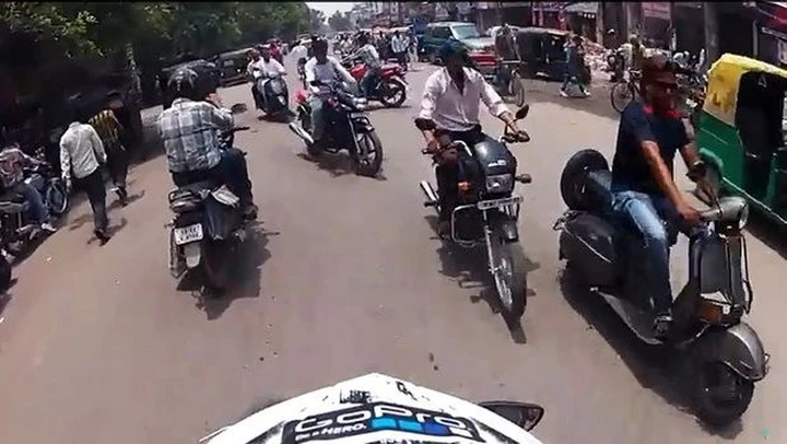 Ecco come si guida la moto in India [video]