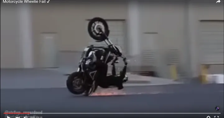 Impenna al contrario con la moto e cade [Video]