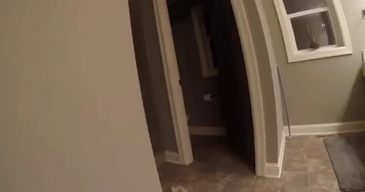 Papà mette una GoPro sul figlio mentre giocano a nascondino: il video è virale