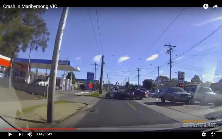 Auto taglia la strada a due motociclisti [Video]
