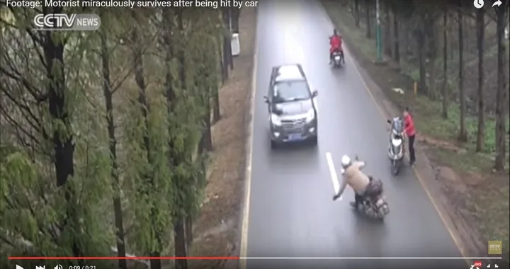 Motociclista sopravvive miracolosamente all'urto con un SUV [Video]