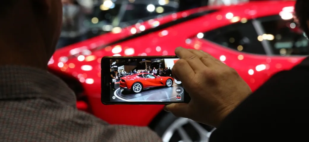 Contadino, eredita una fortuna e compra la Ferrari, ma non ha la patente