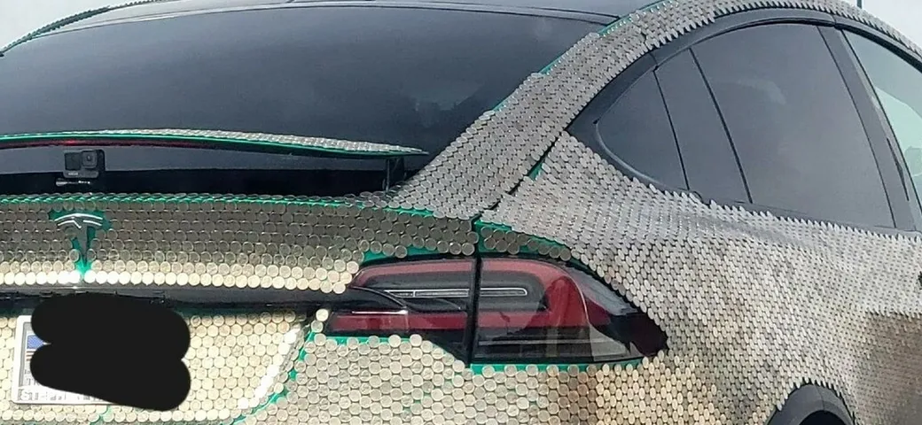 La Tesla Model X con carrozzeria in monete di nichel