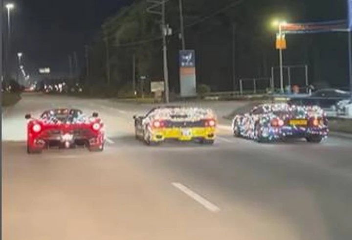 Ferrari F40, F50 e LaFerrari con luci natalizie per Babbo Natale | Video