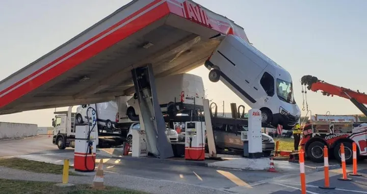 Bisarca piena di furgoni urta stazione di servizio: disastro completo