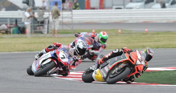 WSBK Misano: Biaggi vince Gara-1 davanti a Checa e Giugliano
