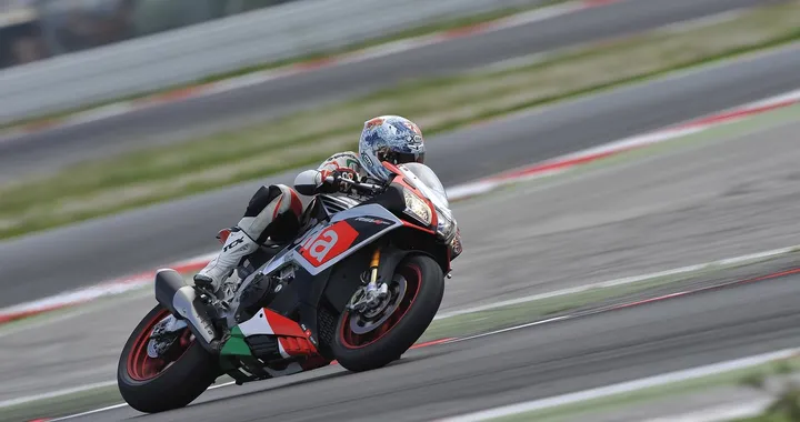 Aprilia RSV4 RF 2015: prova in pista a Misano