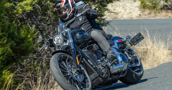 Harley-Davidson Breakout 2025: prestazioni da 104 CV e design iconico