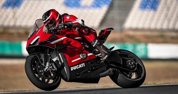 Ducati Panigale Superleggera V4: Alessandro Valia ci porta in pista [Video]