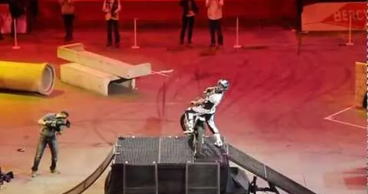 1er BackFlip en moto Electrique