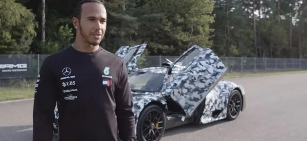 Lewis Hamilton incontra in pista la Mercedes-AMG Project One [Video]