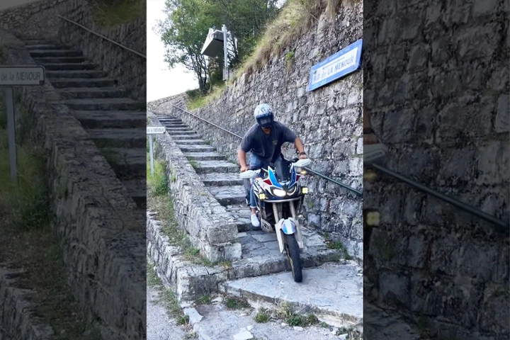 Scende le scale in moto: video