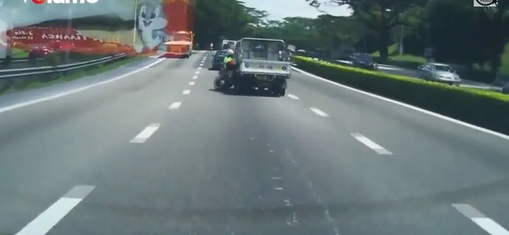 Camion spinge scooterista a terra [Video]