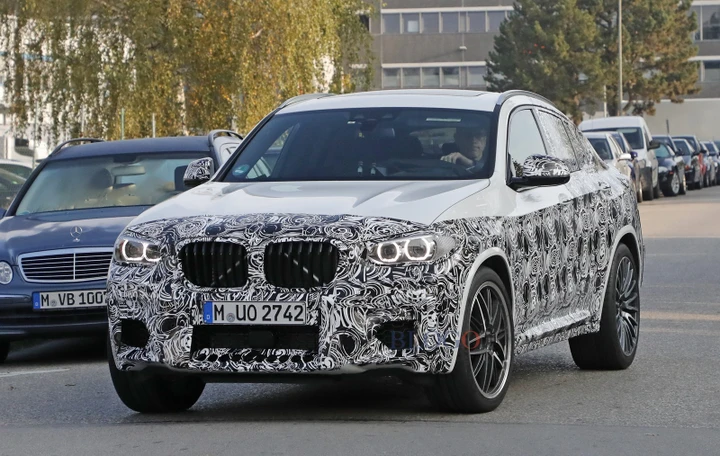 BMW X4: foto spia versione M