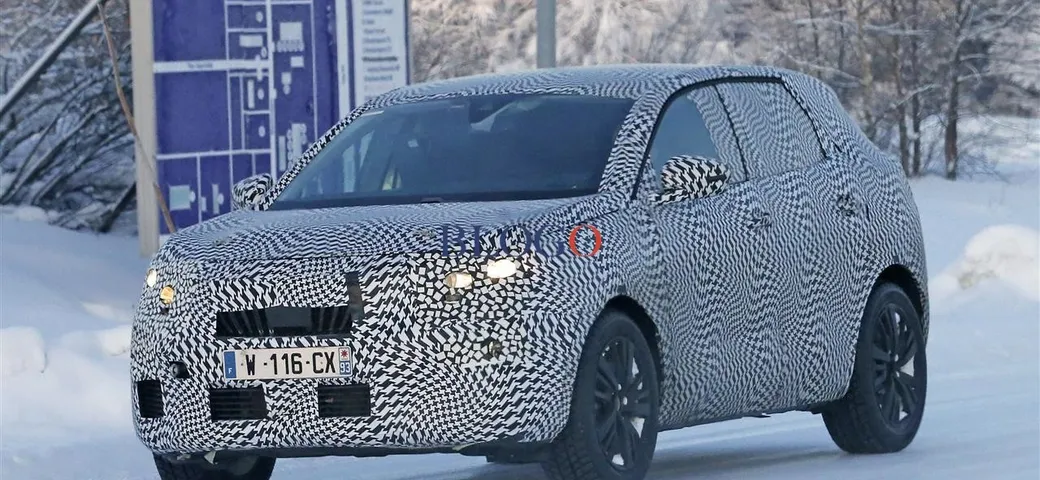 Peugeot 3008: foto spia sulle nevi svedesi