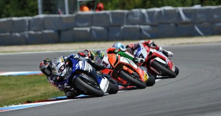 Silverstone, Checa (Ducati): doppietta da ... mondiale. Melandri e Biaggi da ... baionetta. Macho piega il "corsaro"