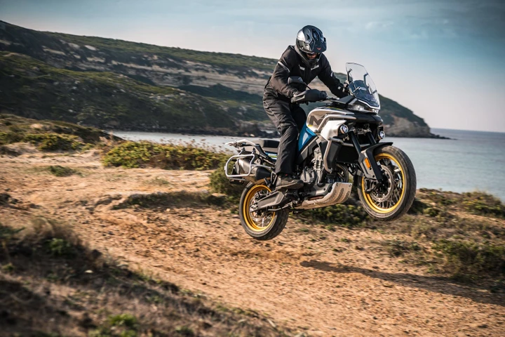 CFMoto 800MT arriva in Italia in due versioni: ecco i prezzi