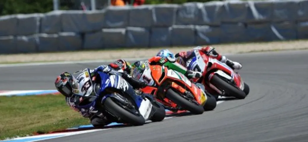 Silverstone, Checa (Ducati): doppietta da ... mondiale. Melandri e Biaggi da ... baionetta. Macho piega il 