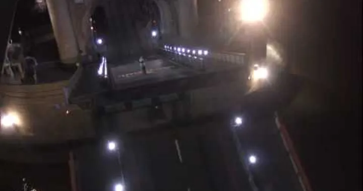 Bike stuntman performs incredible Tower Bridge backflip