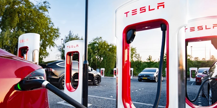 Tesla: tornano le ricariche Supercharger gratuite