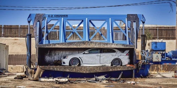 Questa Mitsubishi Lancer EVO X preserie non sfugge alla demolizione