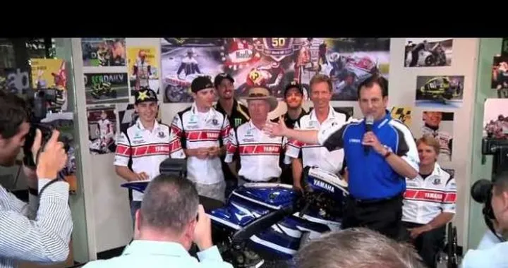 In viaggio nel tempo con i piloti Yamaha del passato e del presente /video