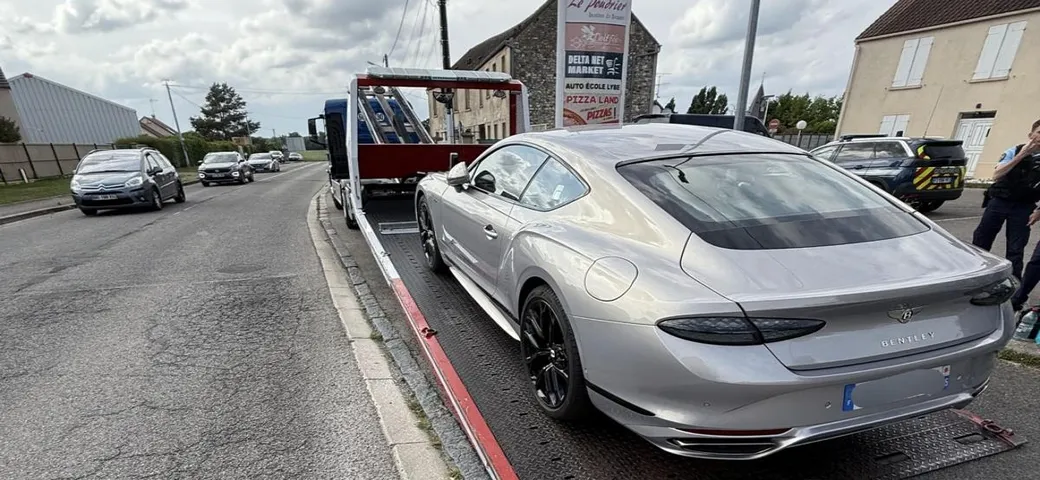 Sfreccia con una bambina sulle ginocchia a 158 km/h: follia in autostrada