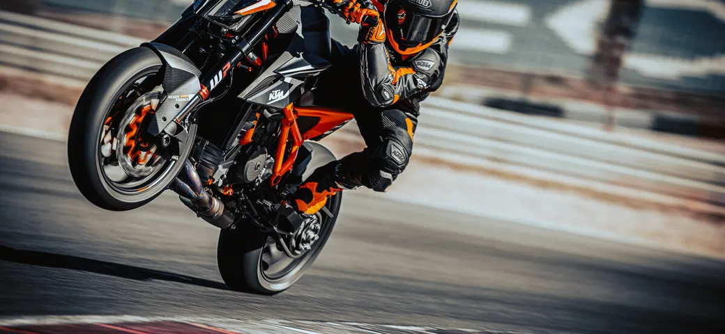 Nuova KTM 1290 Super Duke RR 2023: caratteristiche e prezzo