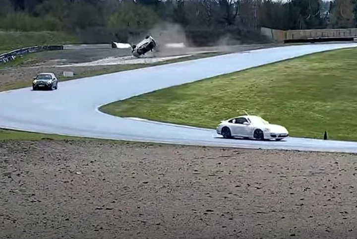 Spaventoso ribaltamento multiplo in pista per una Toyota GR Yaris [Video]