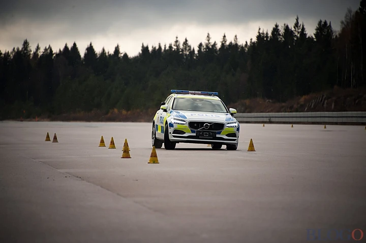 Il parcheggio della Polizia è in drift [Video]