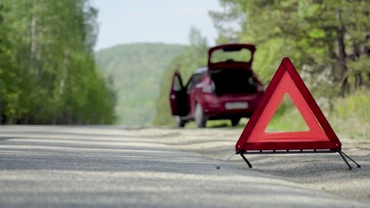 Guasto all’auto adattata, donna disabile lasciata senza aiuto per ore: è polemica