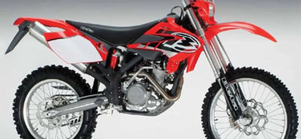 Beta presenta le RR 4T Enduro 2006