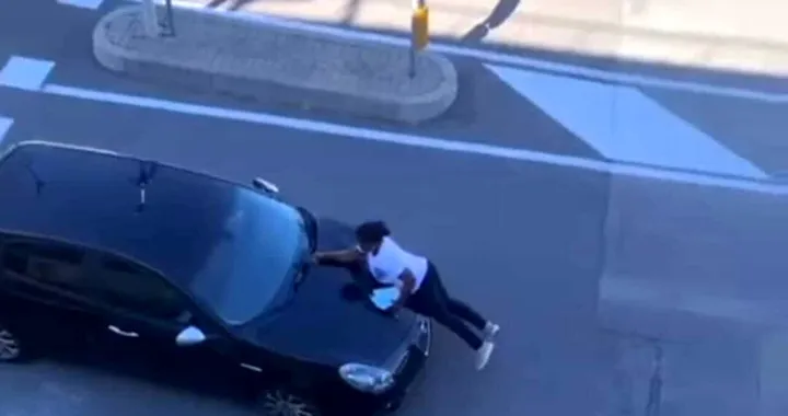 Lite per un tamponamento, donna si aggrappa al cofano dell’auto in corsa: il video choc a Padova