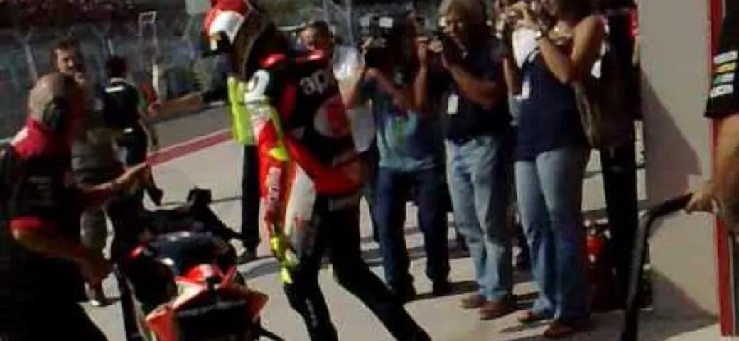 Le telecamere di Motoblog dietro le quinte del Box Aprilia
