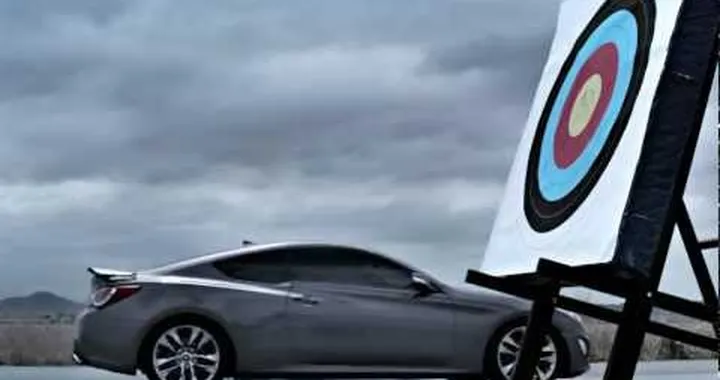 Hyundai Genesis Coupè vs una freccia